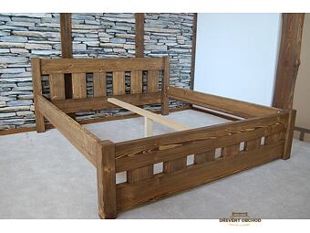 Smrková postel rustikální